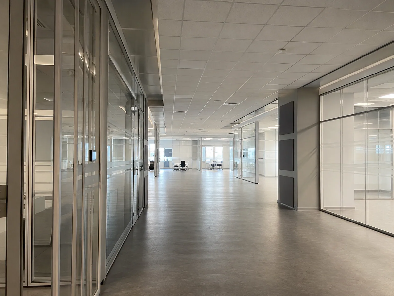 Ремонт офиса в бизнес-центре Корстон в Казани - open-space с зонированием стеклянными перегородками